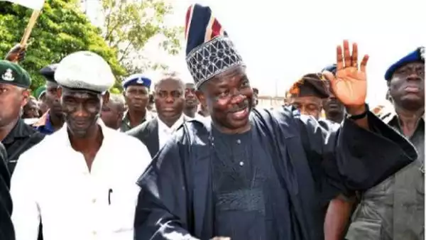 Amosun, labour leaders in closed-door meeting over strike threat